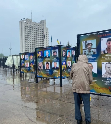 У Сумах на майдані монтують алею пам’яті