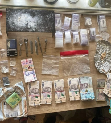 «Солодка» схема — у Києві ділки відправляли наркотики в посилках із шоколадним печивом