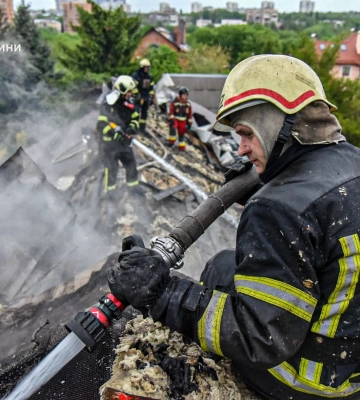 Росіяни вдарили шахедом центральному району Харкова, на місці атаки спалахнула пожежа — мер
