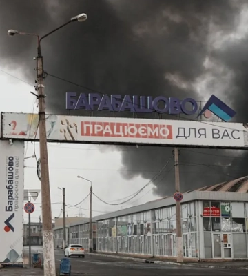 На найбільшому ринку Харкова зайнялася пожежа після удару &quot;Шахеда&quot;