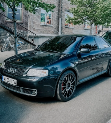 Премиальный брат VW Golf GTI: в Киеве заметили редкий заряженный хэтчбек 90-х 