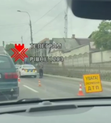 Потрапило у ДТП на світлофорі навчальне авто у Рівному