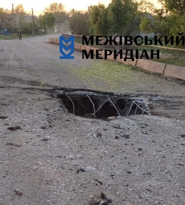 Автівка провалилася в діру: на Дніпропетровщині зруйновано один з ключових мостів
