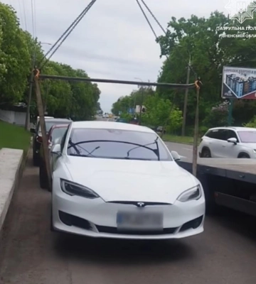 У Рівному водій Teslи скоїв ДТП і втік з місця події (ВІДЕО)