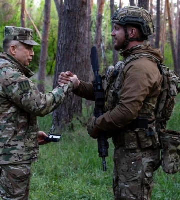 &quot;Одна з найскладніших ділянок фронту&quot;: Сирський відвідав Покровський напрямок та нагородив військових