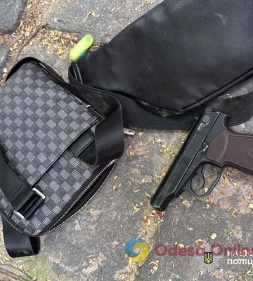 В Одесі троє молодиків вимагали у чоловіка неіснуючий борг, заволоділи його автівкою та позбавили волі