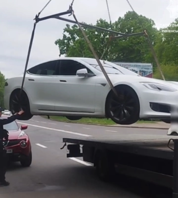 Потрапило у ДТП на світлофорі навчальне авто у Рівному