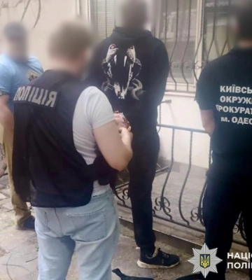 В Одесі затримали групу зловмисників, які вимагали у місцевого жителя п’ятдесят тисяч доларів