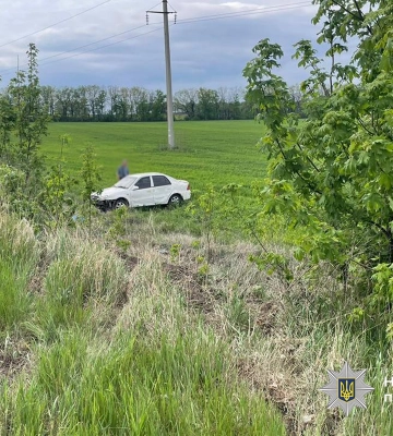На Черкащині в аварії перекинулася машина: одна людина загинула (ФОТО)