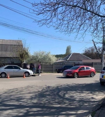 На Київщині жінка за кермом легковика збила дитину на самокаті