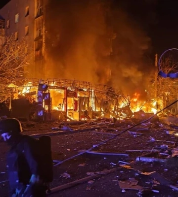 Під час повітряного удару росіяни пошкодили багатоповерхівку на Київщині, у трьох районах спалахнули пожежі