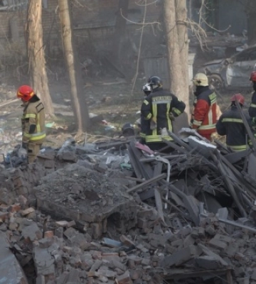 У Києві триває розбір завалів будинку, шукають двох дітей