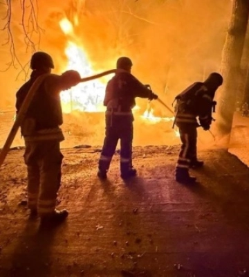 На Житомирщині показали наслідки російських ударів - під час повторного обстрілу поранений рятувальник