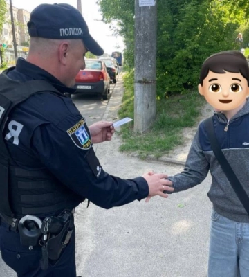 Рівнянин знайшов банківську картку: патрульні повернули її власнику