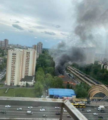 Пожежа на Радіоринку в Солом'янському районі Києва: на місці працюють рятувальники