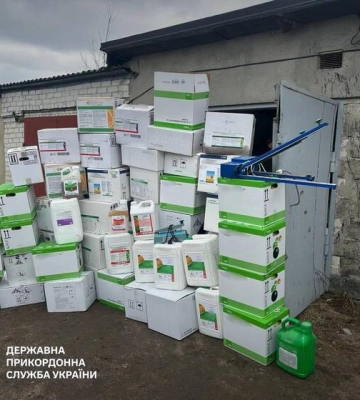 Три підпільні цехи виготовляли підроблені агрохімікати у промислових масштабах (, )