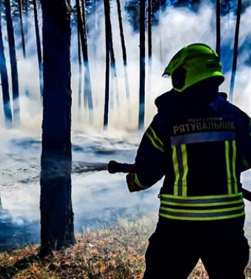 Шість з восьми лісових пожеж, які вирують в Ізюмському районі, локалізували — речник ДСНС