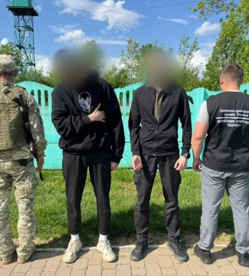 На Закарпатті затримали ділка, який спробував переправити в Угорщину двох військовозобов&#039;язаних чоловіків