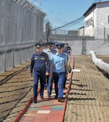 Працівнику колонії РФ оголошено підозру за знущання з українських полонених