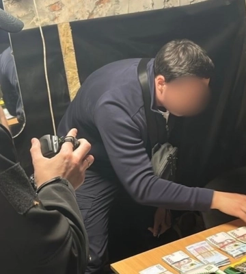 Командир частини незаконно виплатив підлеглій понад 800 тис &quot;бойових&quot;