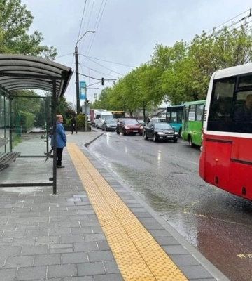 У Львові облаштували ще одну доступну зупинку громадського транспорту