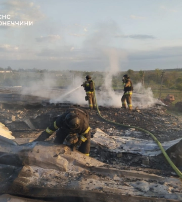 Російська армія обстріляла підприємство під Дружківкою: виникла масштабна пожежа