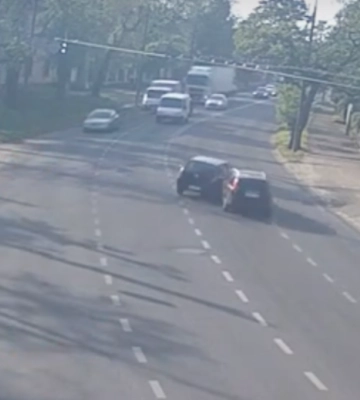 На Мануйлівському проспекті Volvo та Dacia після зіткнення влетіли у стовп: подробиці ДТП