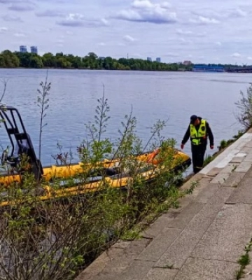 У Києві рятувальники дістали з Дніпра тіло жінки, яка впала з мосту