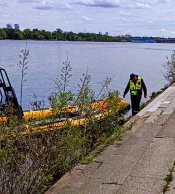 Упала в Днепр с Пешеходного моста: в Киеве утонула женщина