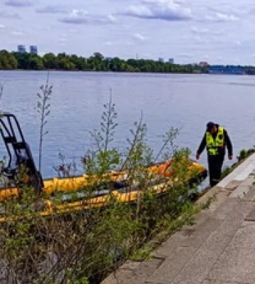 В Киеве в реку с Пешеходного моста упала женщина