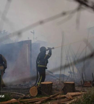 Наслідки російського удару по передмістю Сум показала ДСНС