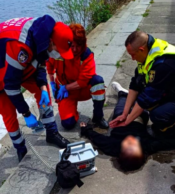 У Києві з Дніпра дістали тіло жінки, яка впала з Пішохідного мосту