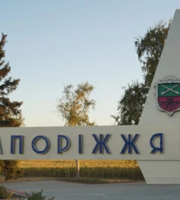 Запоріжжя - під атакою ворожих дронів, у місті понівечені будівлі, під завалами можуть бути люди