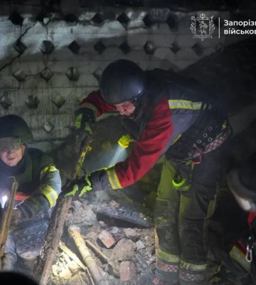 У Запоріжжі рятувальники витягли чоловіка з-під завалів після атаки рф