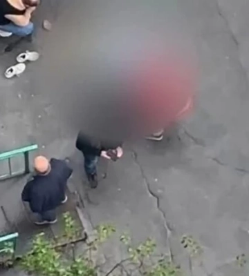 У Києві з вікна багатоповерхівки випала дівчина