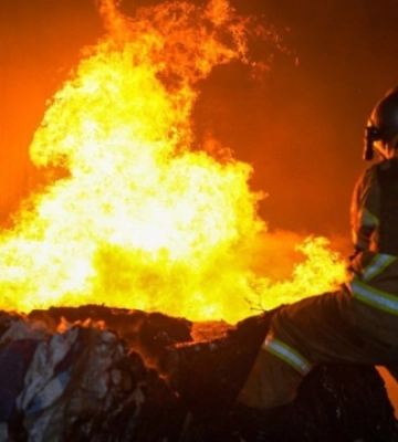У трьох районах Києва уламки дронів впали на житлові будинки