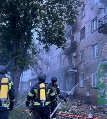 Внаслідок нічної атаки ворожих БпЛА на Київ 2-є людей загинули та 5-ро поранені, - ДСНС. ФОТО