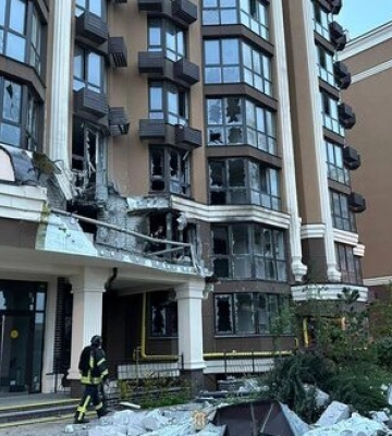Через дронову атаку пошкоджено багатоповерхівку в Бучанському районі Київщини. ФОТО