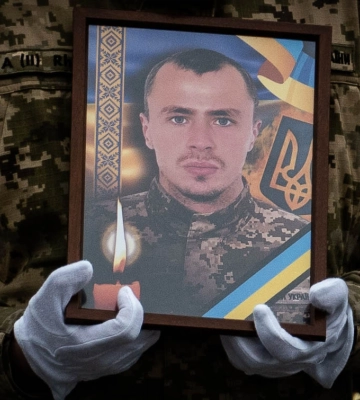 В Ужгороді попрощалися з 25-річним старшим солдатом Євгеном Югасом
