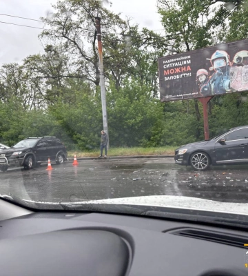 У Черкасах сталася ДТП на одному з перехресть. Рух ускладнено (ФОТО)