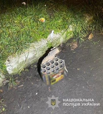 Салют під обстрілом: в Одесі чоловіки за гроші запустили феєрверки під час тривоги, - ФОТО