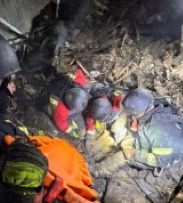 У Запоріжжі внаслідок масованої атаки дронів пошкоджені будинки й авто: з-під завалів врятували людей