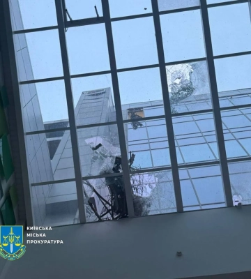У Голосіївському районі Києва внаслідок падіння уламків дрона пошкоджений дах бізнес-центру