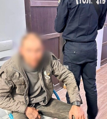 На Холодній Горі чоловік вбив знайомого лопатою та скинув його з вікна