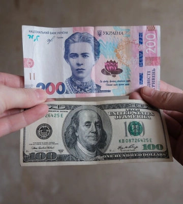 Доллар продолжает снижение: свежие курсы в обменниках