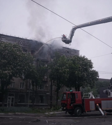 Внаслідок нічної атаки ворожих БпЛА на Київ 2-є людей загинули та 5-ро поранені, - ДСНС. ФОТО