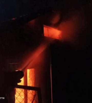 Замість вечірньої тиші — язики полум’я: в Іршаві жінка врятувала авто з охопленого вогнем гаража