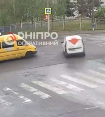 У Дніпрі трамвай протаранив три автомобілі (відео)