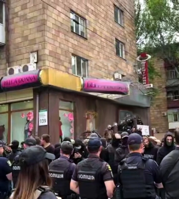 У центрі Запоріжжя біля "Інтуриста" зібралися юнаки в балаклавах та поліція: що відбувається