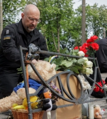 Шмигаль разом із урядовцями вшанували у Сумах пам’ять загиблих внаслідок удару РФ 13 квітня